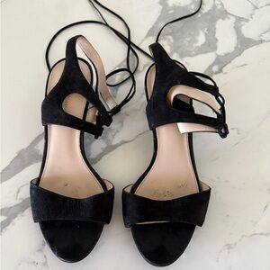 Pelle Moda black velvet kitten heels size 7.5